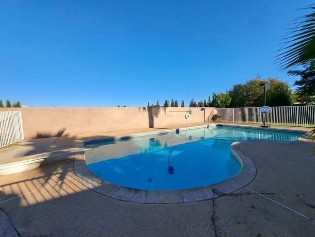 Building Photo - Beautiful 6-Bedroom Home with Pool & Outdo...