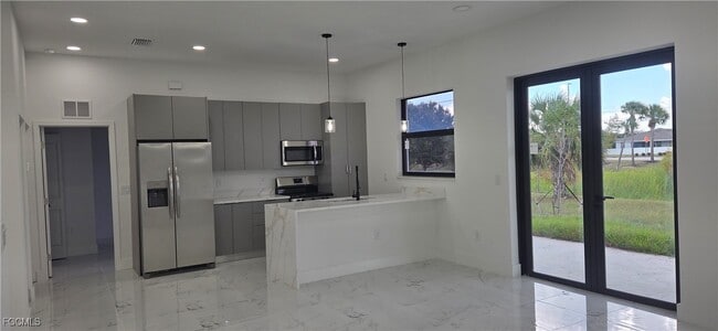 Building Photo - 2013 NE 15th Pl