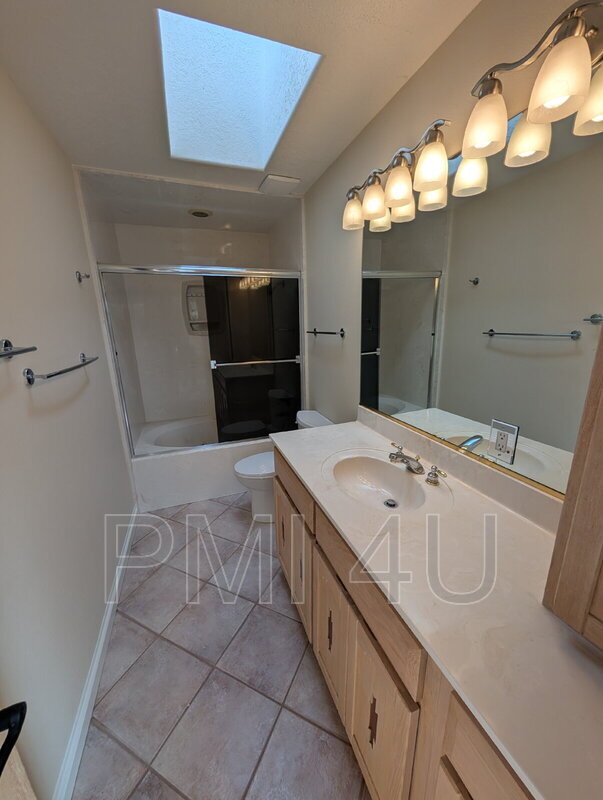 Building Photo - 511 Eugene Ct SE