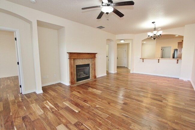 Building Photo - 2122 W Pine Ave