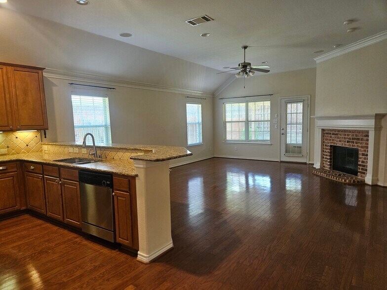 Building Photo - 8562 Robertson Dr