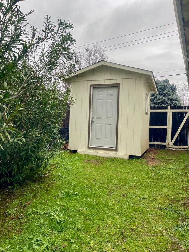 Building Photo - CHARMING 3 BED 2 BATH HOUSE WITH NEW HVAC, ROOF & LARGE FENCED BACKYARD