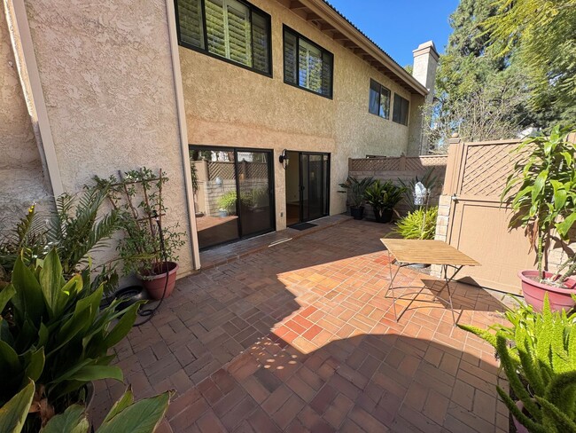 Building Photo - Remodeled County Square Villa Townhome- Fe...