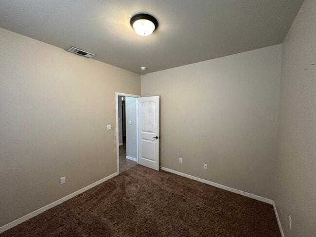 Building Photo - 3 Bed 2 Bath Home