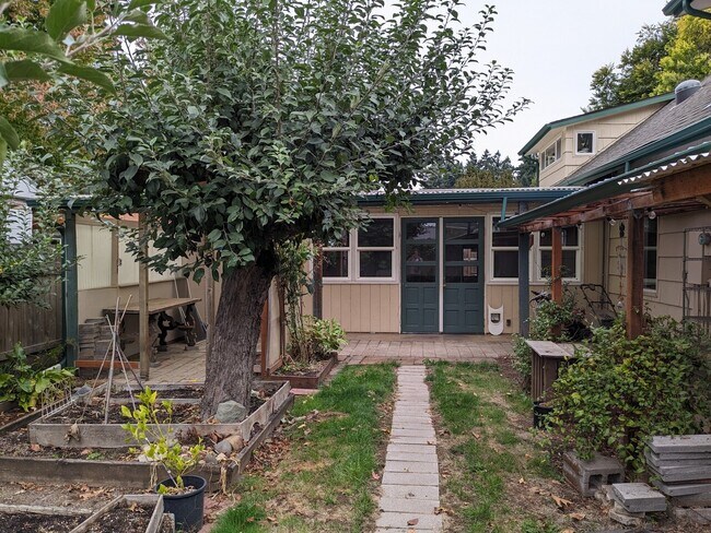 Building Photo - 1005 Clark