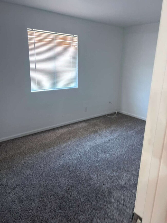 Building Photo - Great Location Near GCU – Newer A/C and Easy Access to I-17