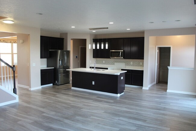Building Photo - Beautiful 4 Bedroom in Avon!