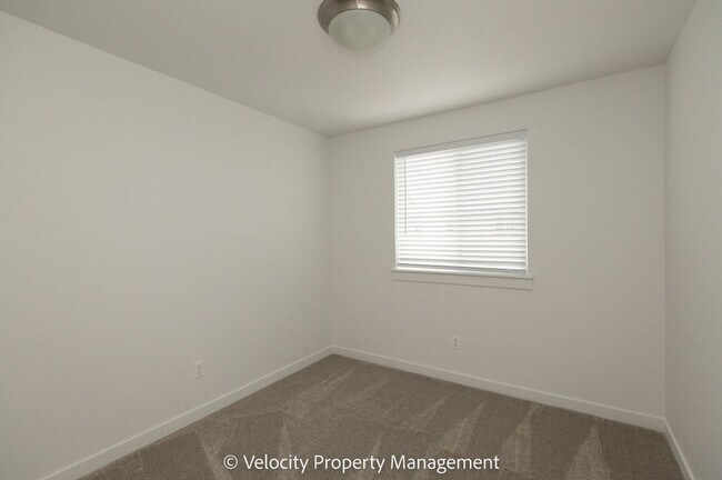 Building Photo - 3 Bedroom Townhome close to Hospital!