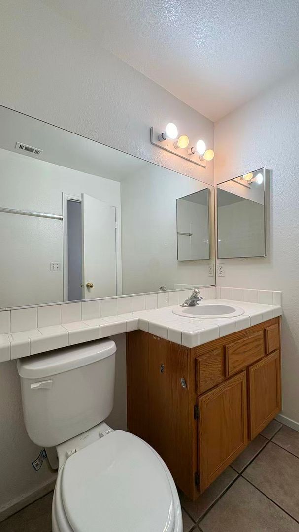 Building Photo - 5042 Vista Loma Way