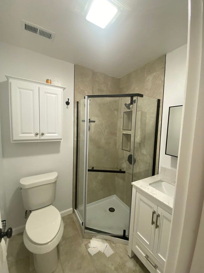 Building Photo - 3 bedroom 2 bath with extra storage!