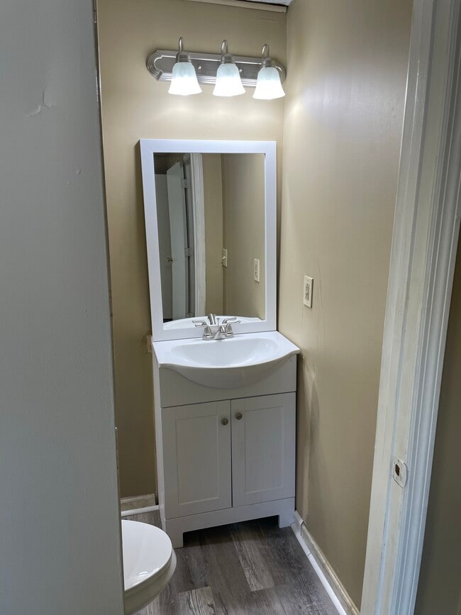 Building Photo - 612 Sun Cir