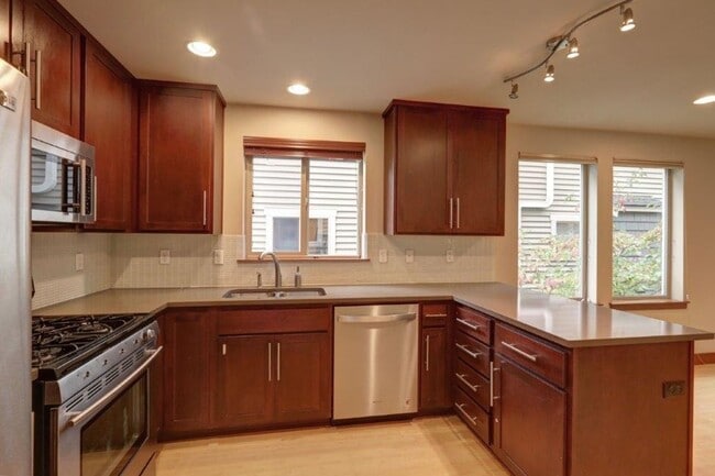 Building Photo - Stunning 3bd, 2.5ba Townhome Available in ...