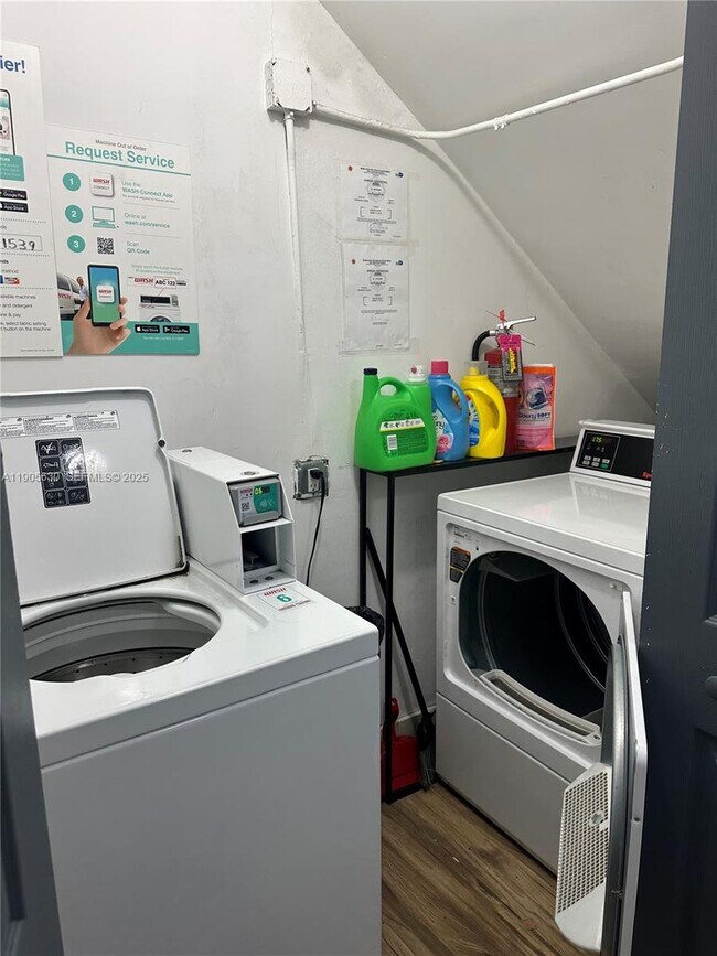 Building Photo - 2500 NE 192 St