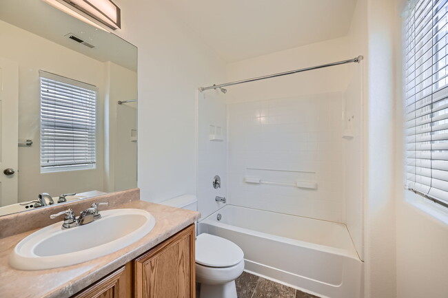 Building Photo - Fountain Townhome