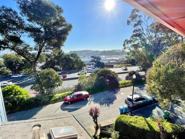 Building Photo - Bernal Heights 2Br House with Skylights, V...