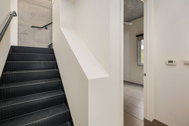 Building Photo - 2 bedroom 2 story East Village loft at Fah...