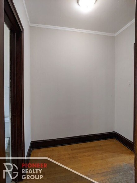 Building Photo - 3821 N Greenview Ave