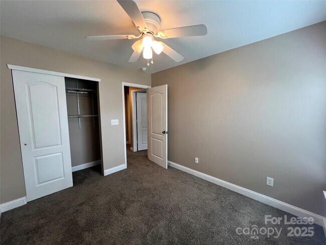 Building Photo - 142 Silverspring Pl