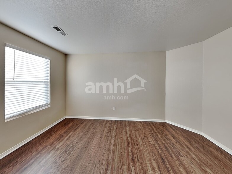 Building Photo - 2136 Summit Way