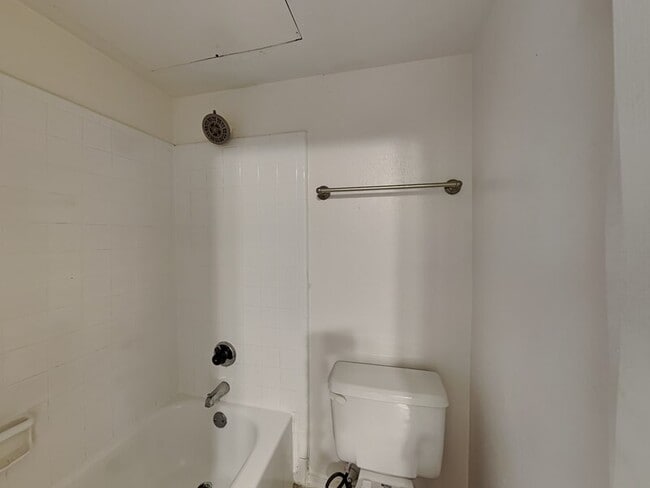 Building Photo - 422 Dollins St