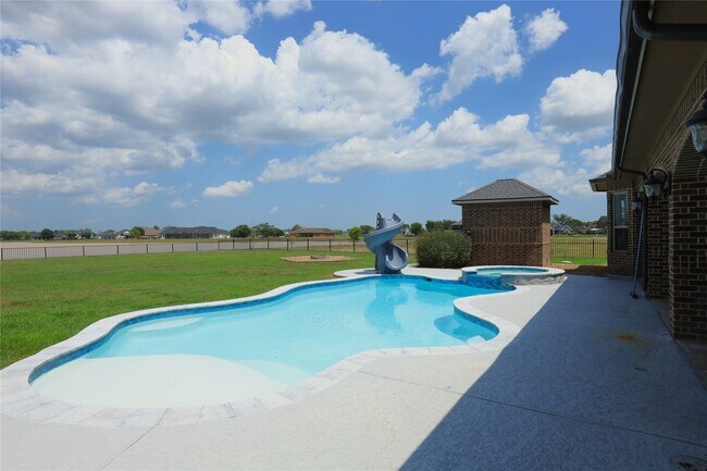 Building Photo - 527 Lily Ln
