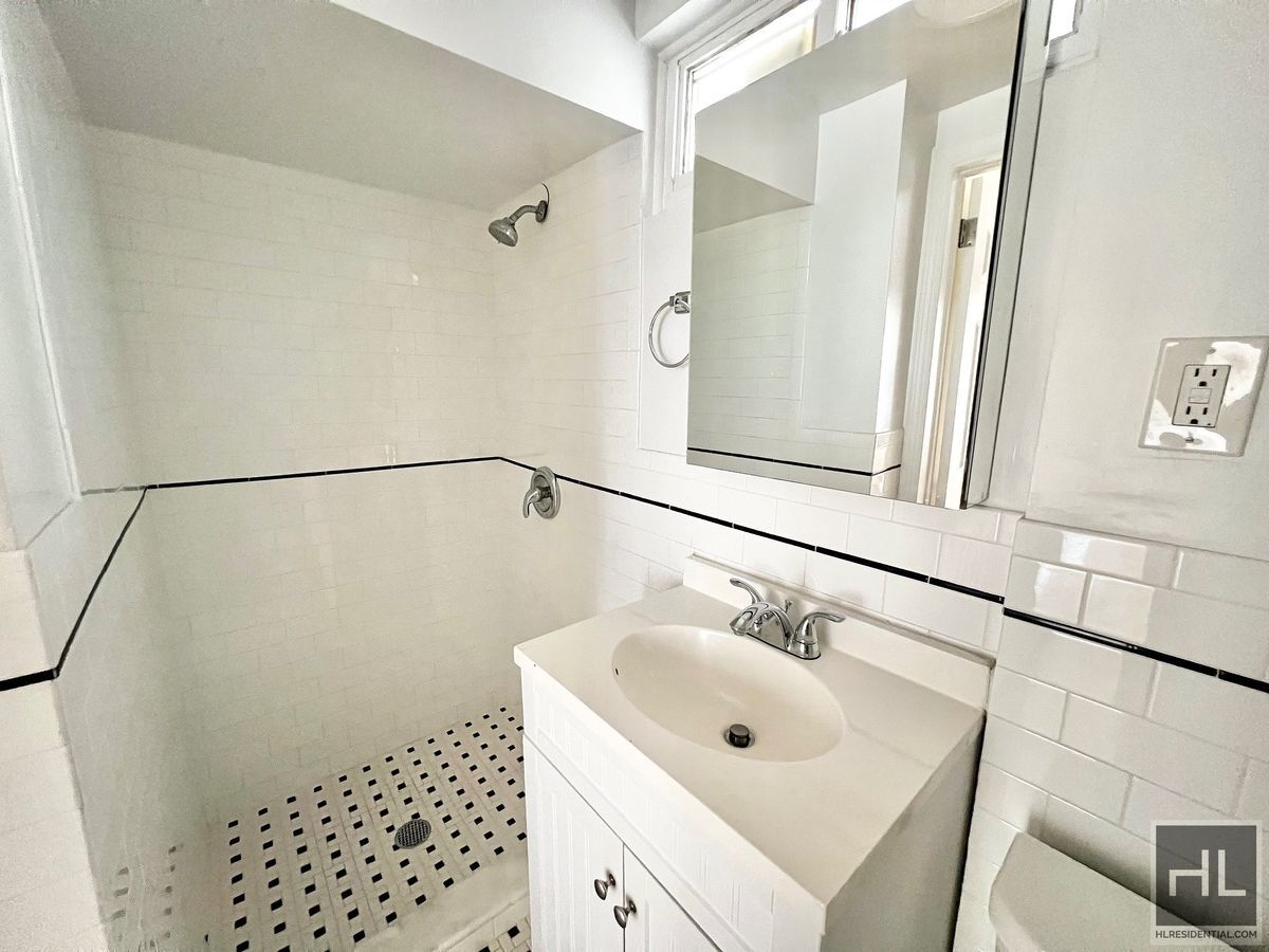 Building Photo - WEST BROADWAY