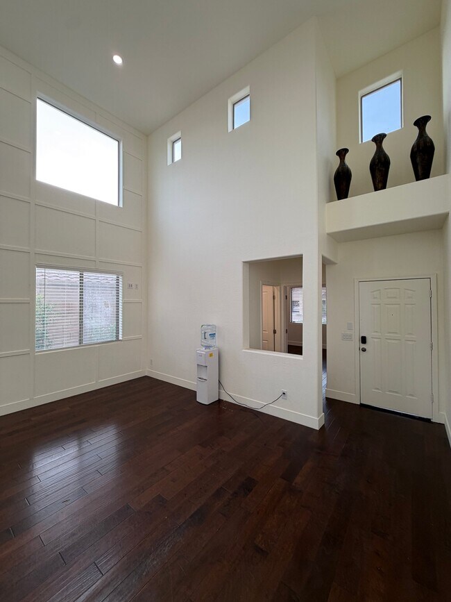 Building Photo - 2741 E Quiet Hollow Ln