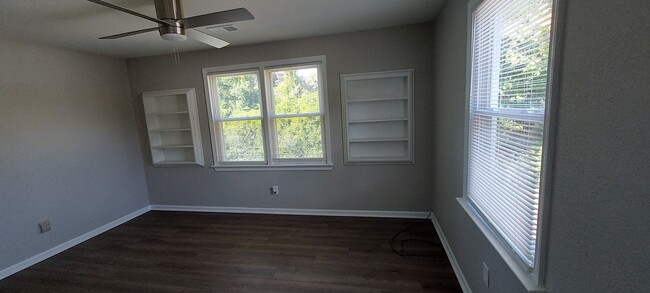 Building Photo - Cute upstairs unit in Duplex