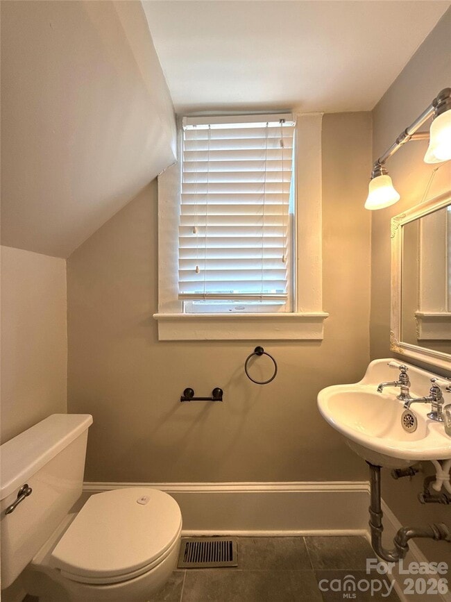 Building Photo - 421 Hawthorne Ln