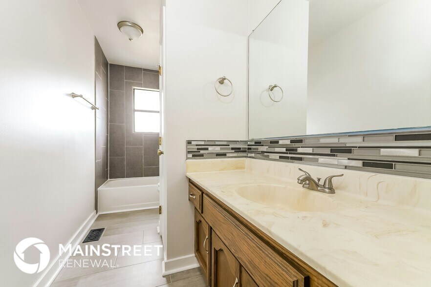 Building Photo - 10439 N Cherry Dr