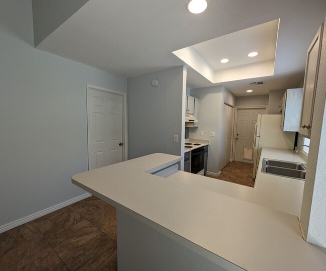 Building Photo - 2 Bedroom Condo in the Sonoma Village Comm...
