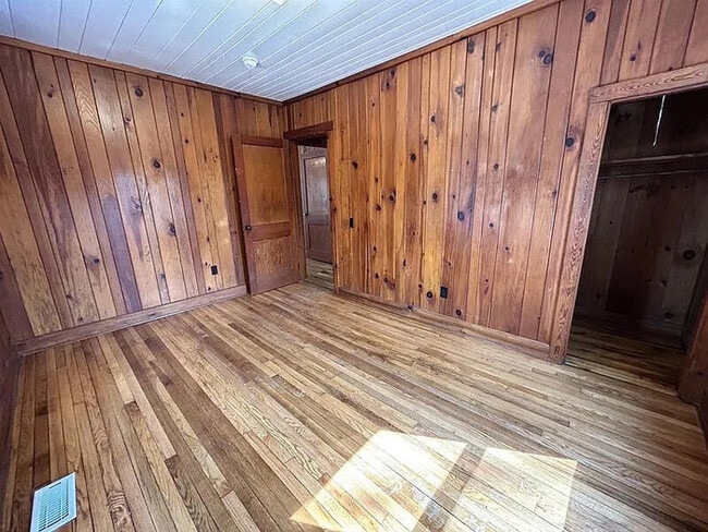 Building Photo - 4 Bedroom 2 Bathroom