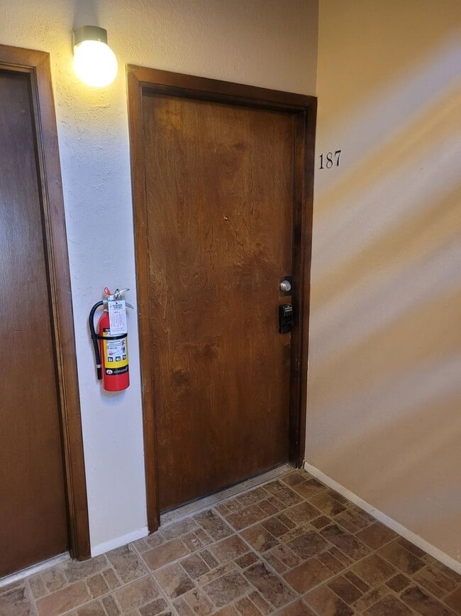 Building Photo - FOR RENT!!! BEAUTIFUL AND SPACIOUS 1 BED 1 BATH CONDO (FIRST FLOOR)...