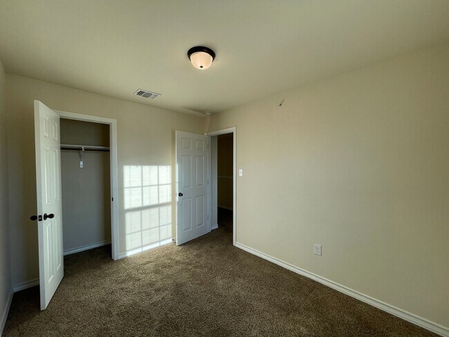 Building Photo - Town home for rent