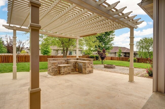 Building Photo - Stunning 4 Bedroom house for rent in Roger...