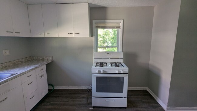 Building Photo - 498 Gage St