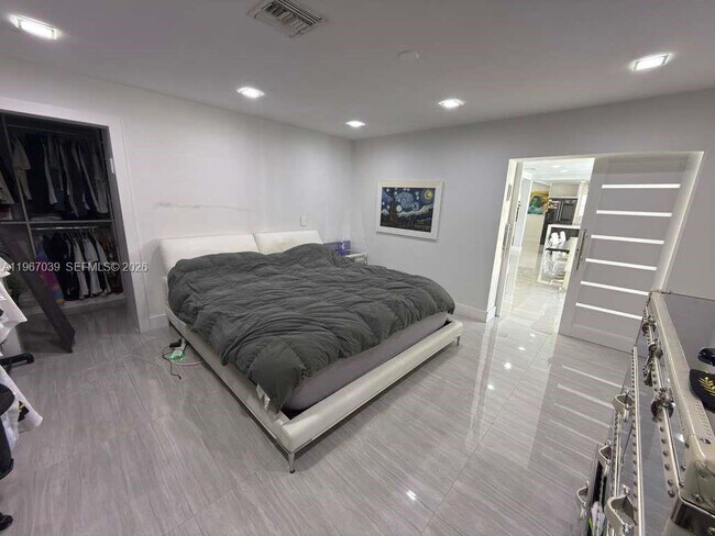 Building Photo - 4801 W Park Rd