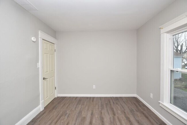 Building Photo - Spacious Downtown Mishawaka Apartment