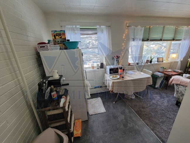 Building Photo - 309 S 10th St