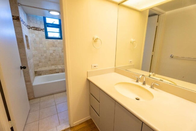 Building Photo - 745 Isenberg St