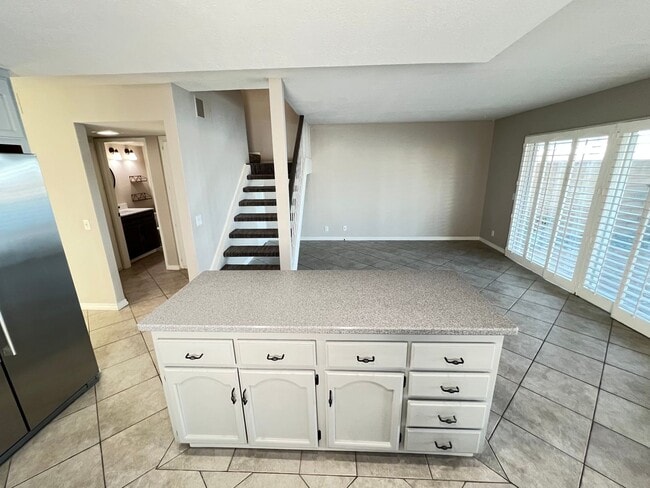 Building Photo - Dazzling Lake Summit Lake View Single Family Home!