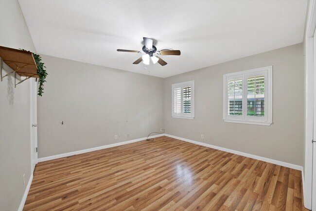 Building Photo - 526 Waggoner Dr