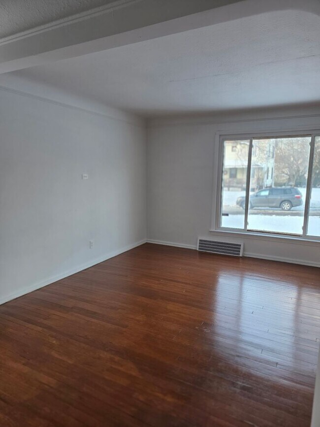 Building Photo - 3 Bedroom Updated Single Family Home