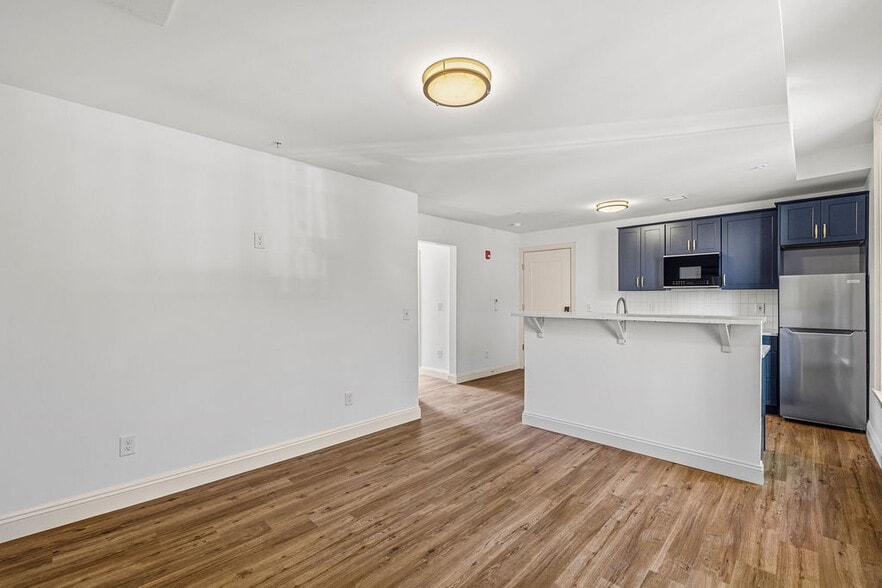 Unit 3 Living Room - 319 Connecticut St
