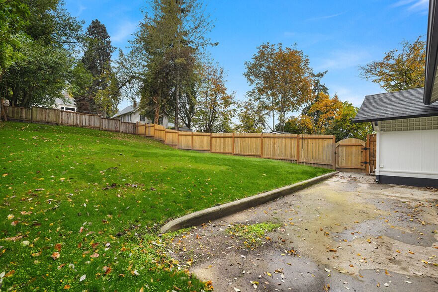 Building Photo - 10425 Des Moines Memorial Dr S