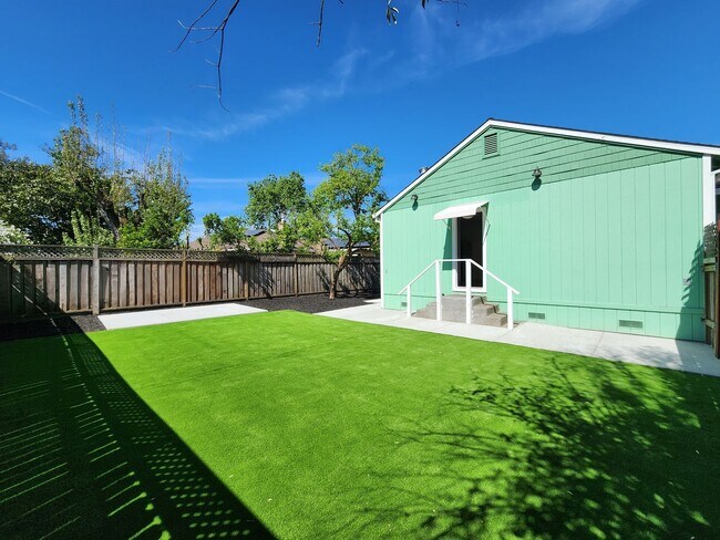 Building Photo - 3 Bedroom Home in NW Santa Rosa