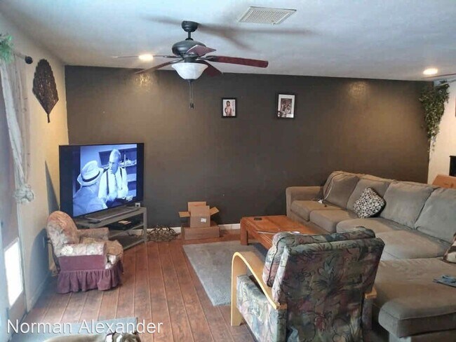 Building Photo - 3 br, 2 bath House - 13771 DOGWOOD ST