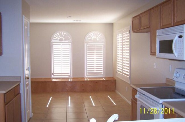 Building Photo - 3 Bed, 2 Bath Home in Power Ranch Subdivis...