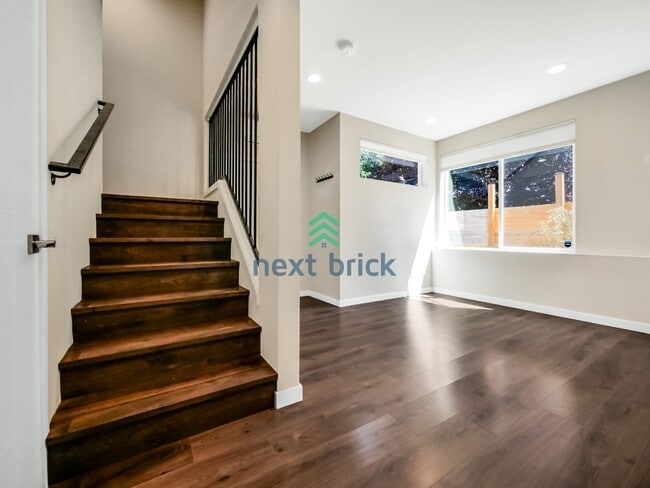 Building Photo - 2 Bed 2 Bath Spacious Townhome