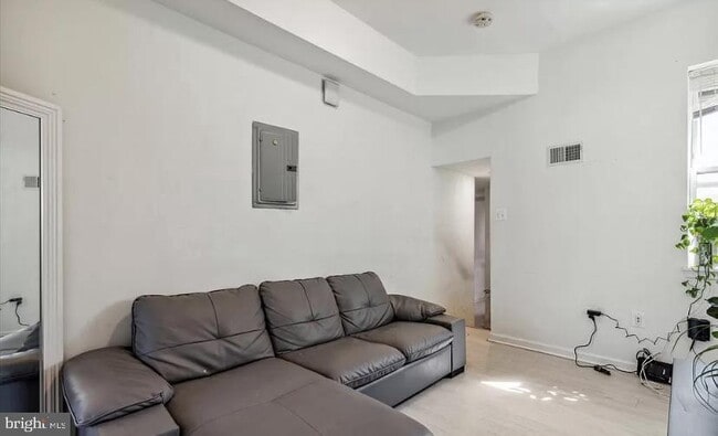 Building Photo - 2606 W Girard Ave